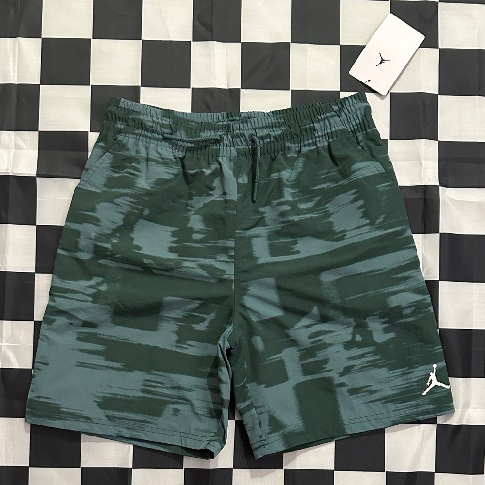 NWT Jordan Youth Boys Green Camouflage Green Athletic Shorts Medium